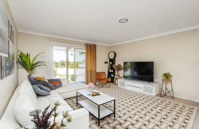 Spacious newly redecorated 5BD Family Home