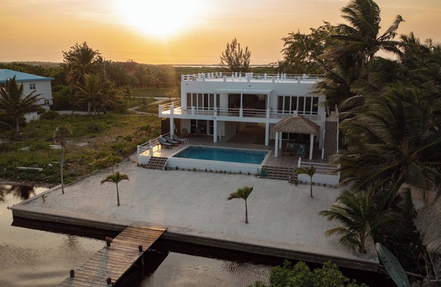 Spacious Oceanfront Villa with Barrier Reefs View & Private Pool