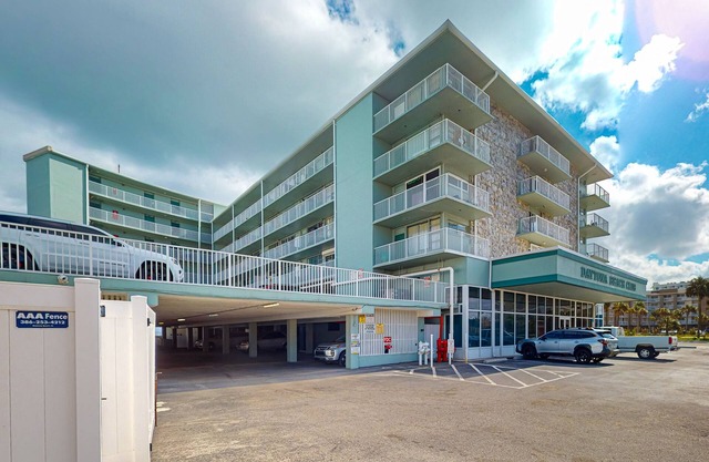 Spacious oceanview studio condo with pool, beach access and washer/dryer