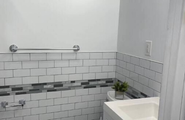 Spacious one Bedroom apt *No cleaning fee*