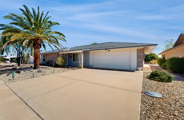Spacious pet friendly house w/shared tennis courts, W/D & free WIFI