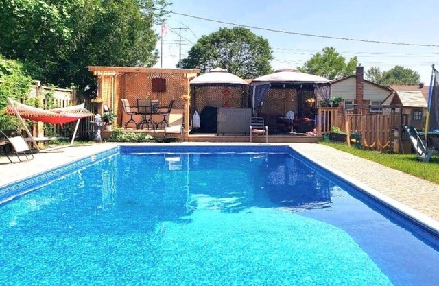 Spacious Pool House – 5 Minutes to Elgin Centre