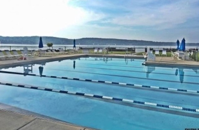 Spacious private home near Saratoga Lake w/access to clubhouse amenities.