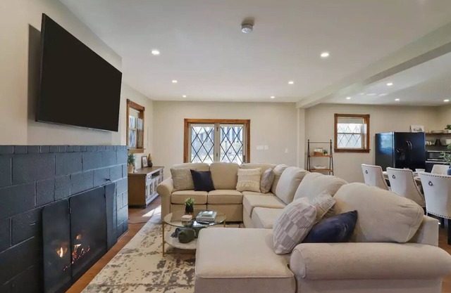 Spacious & Private 4BR Retreat - A Unique Getaway Just 3 miles to Gold Fish Barn