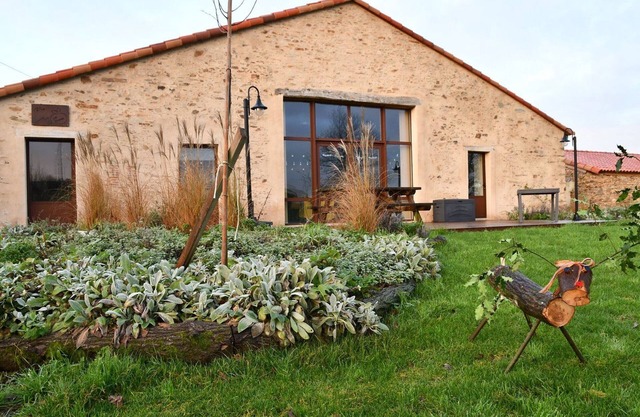 Spacious Renovated Barn with Indoor Pool, Large Garden, and Accessible Facilities
