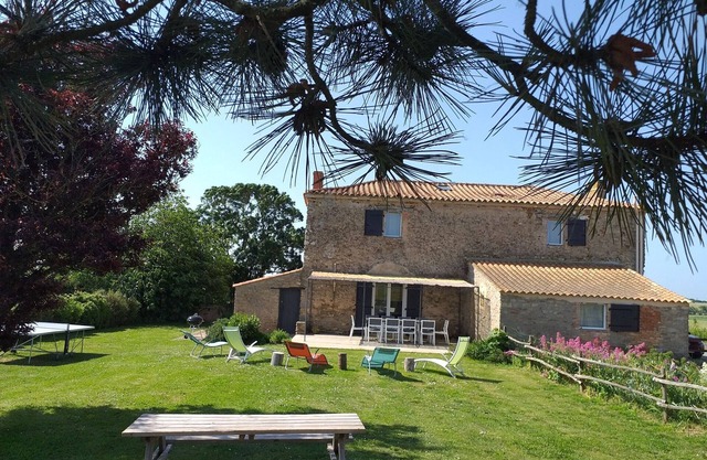 Spacious Renovated Farmhouse with Private Garden, Near Beaches, Surf, and Adventure Parks