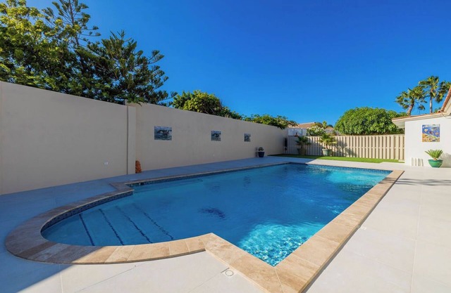 Spacious Renovated House Prvt Pool 5 min to Bch