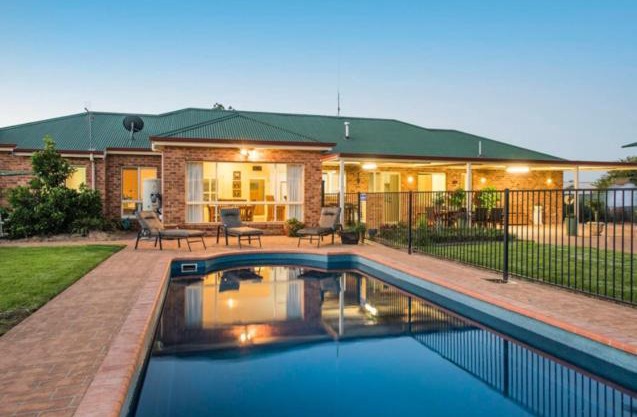 Spacious resort style property with pool in Mudgee - Rest Easy Mudgee Villa