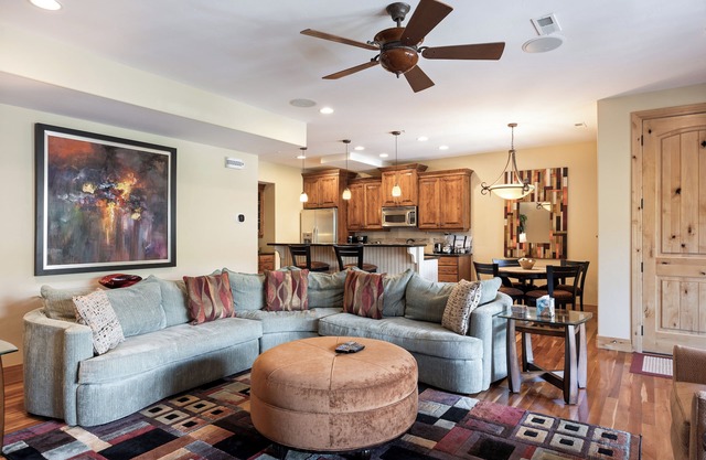 Spacious Retreat: Sleeps 7, Minutes to Skiing, Private Hot Tub, Scenic Views, Ultimate Relaxation!