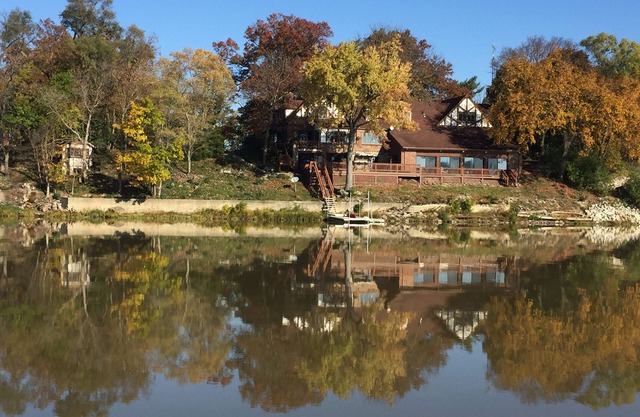 Spacious room in Tudor home overlooking the Maumee river near Metro Parks. Wifi