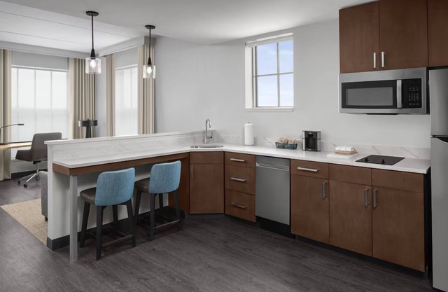 Spacious Room w/Full Kitchen, Free Hot Breakfast & Free Shuttle to Mayo Clinic