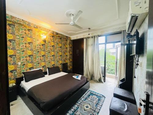 Spacious Rooms Near Nehru Palace Metro