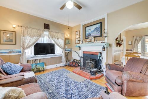 Spacious Round Pond House with On-Site Trail Access!
