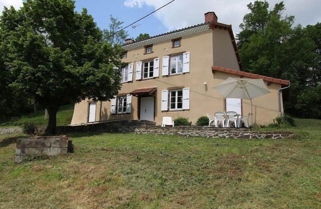 Spacious Rural Getaway with Terrace, 4 Bedrooms & Accessibility in Scenic Mazerat-Aurouze
