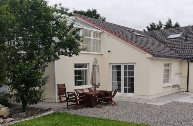 Spacious S/C lodge with large garden near Lough Corrib, Galway City & Connemara
