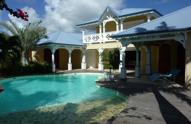 Spacious seaside Creole villa with pool and garden, Saint François.