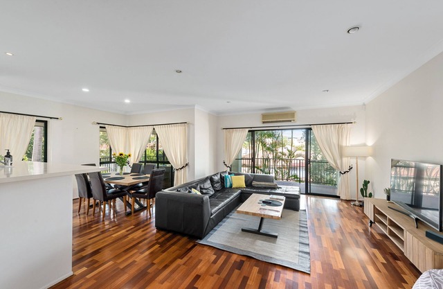 Spacious & Serene! 3Bed/2Bath/2+Cars ~ House