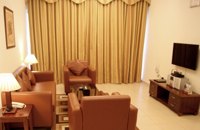 Spacious serviced 2BR Al Muhaisnah 5' to airport