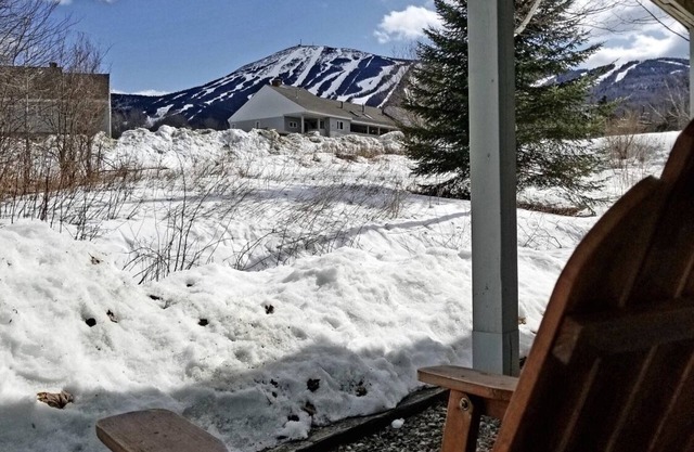 Spacious Ski In-Ski Out 1BR with Fireplace & Hot Tub