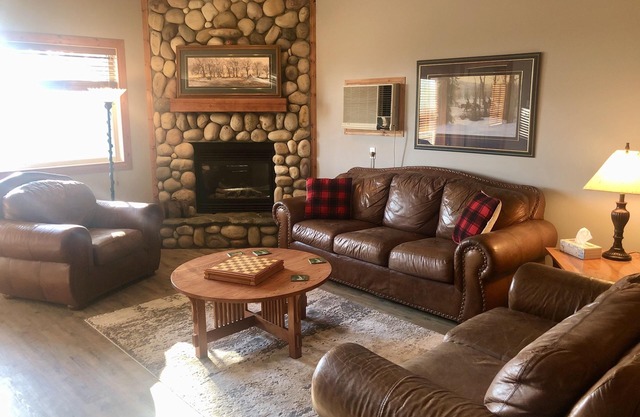 Spacious Ski-in Ski-out/Golf condo .ski down to the lift