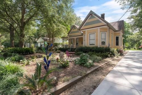 Spacious, Soulful Southern Stay