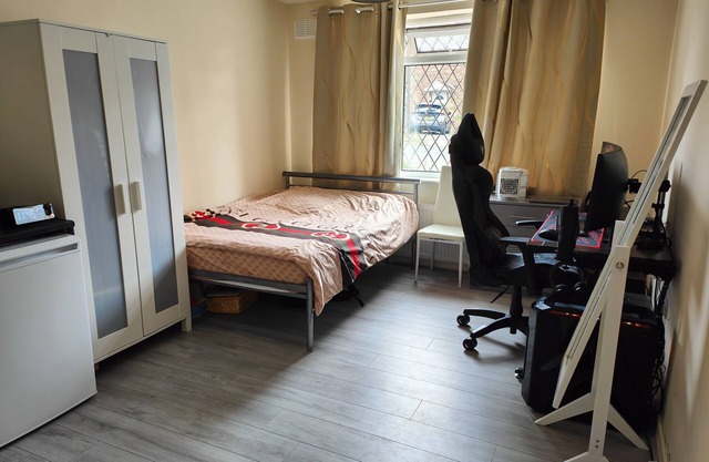 Spacious studio in New Addington
