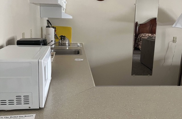 Spacious studio in Bethel Inn with heated pool