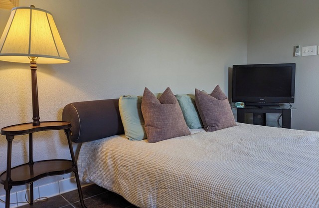 Spacious Studio in Lovely, Safe Neighborhood