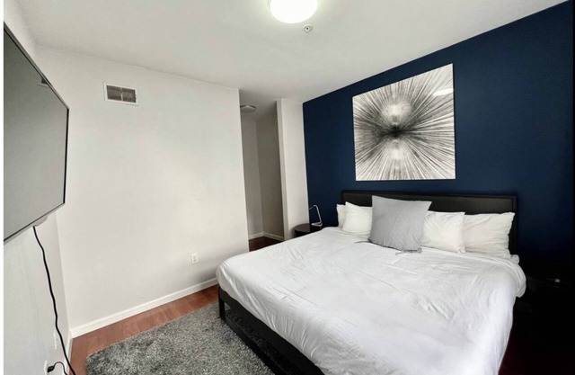 Spacious &Stylish 2 Bd Apt in Heart of the City