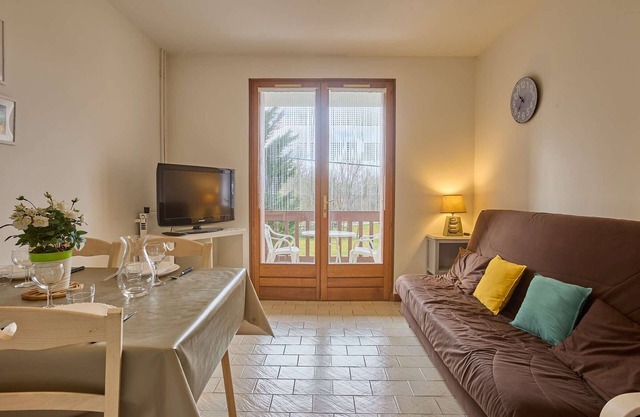 Spacious T2 with balcony, parking and wifi in Barbotan