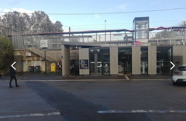 Spacious T2 near Orly Airport. Private parking. Close to transport and shops