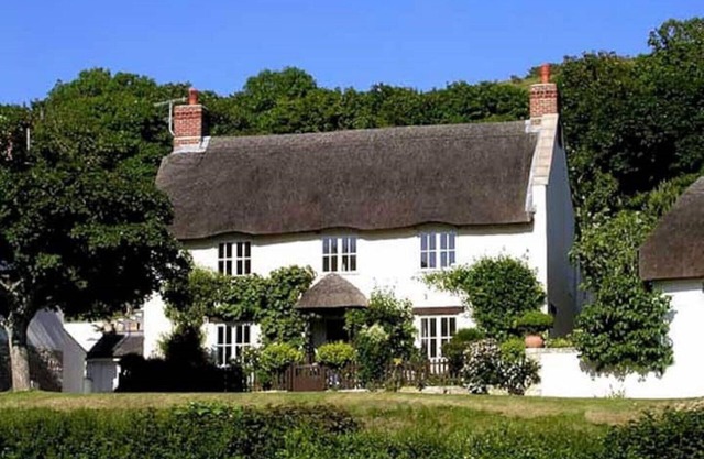 Spacious Thatched Cottage in Lulworth Cove, Dorset. Sleeps 10. 5 min walk to sea