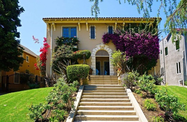 Spacious, top floor with view of downtown L.A., steps to Larchmont Village!
