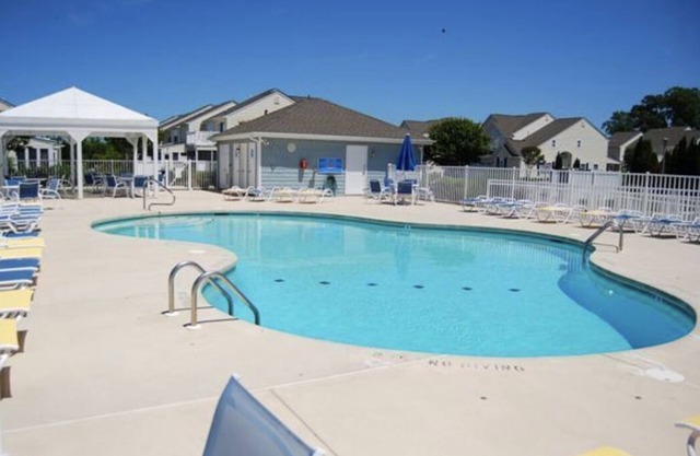 Spacious Townhouse Retreat Near Rehoboth & Dewey Beach! Linens+Pool Included