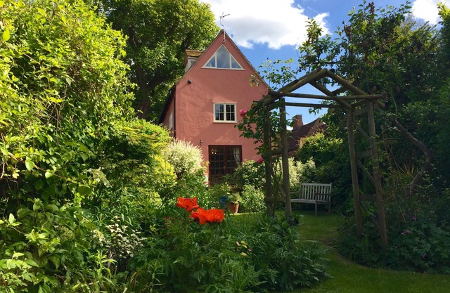 Spacious Tudor Cottage with Beautiful Garden