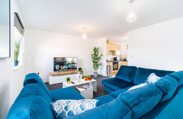Spacious Two Bed Apartment - Parking