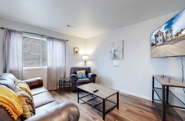 Spacious Two-Bed Updated Near DIA easy Denver Access