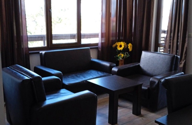 SPACIOUS TWO BEDROOM APARTMENT WITH MOUNTAIN VIEW