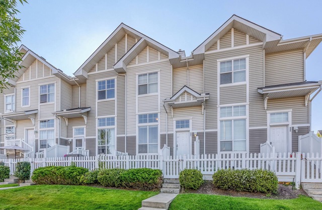 Spacious Two Bedroom w/Garage, Park Across the Street and Quiet Neighbourhood