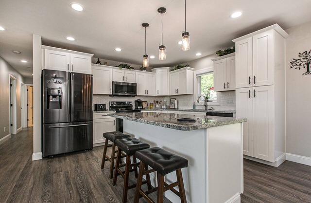 Spacious Updated Home within Minutes to Shopping & Restaurants!u