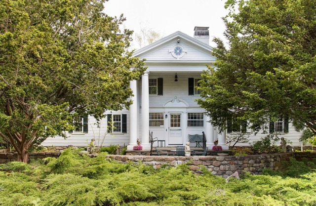 Spacious 1790 Captain's estate, large pool, near beautiful beach
