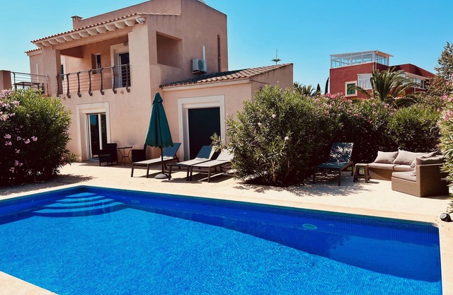 Spacious vacation home, 900m to beach, pool, air conditioning. 3km to Santanyi