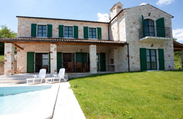 Spacious villa with 10x5m pool, aircon. Rural retreat, stunning views.