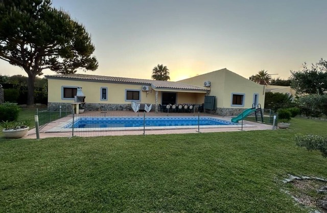 Spacious villa with large garden & private pool-quiet area near Quinta do Lago