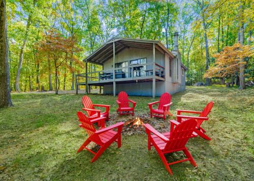 Spacious w Hot Tub, Fire Pit, Deck, Grill and WiFi