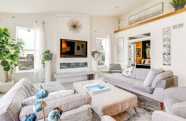 Spacious Waterfront Yorkville Getaway w/Yard