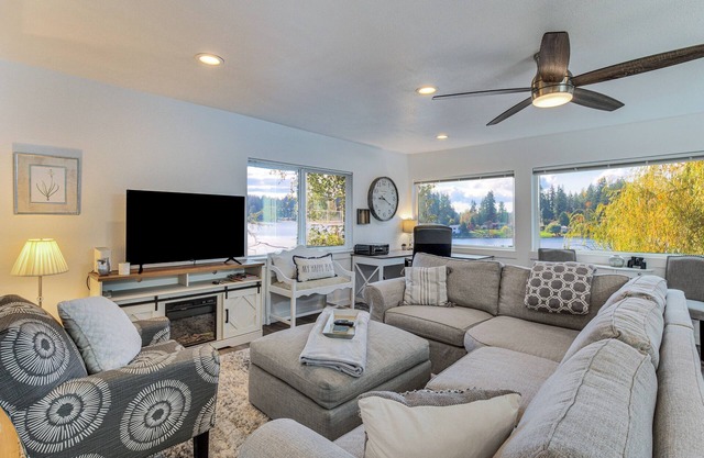Spanaway Lakefront House: Dock, Fire Pit