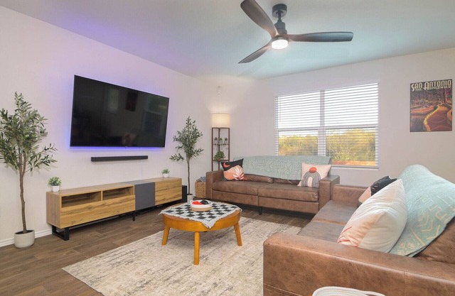 Sparkling New 4 Bedroom Family Retreat near Sea World, Lackland AFB, & Six Flags
