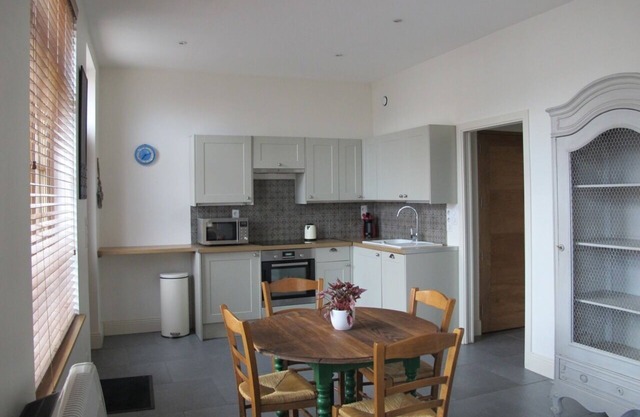 SPECIAL RATE AVAILABLE "Spacious Self Contained Studio”
