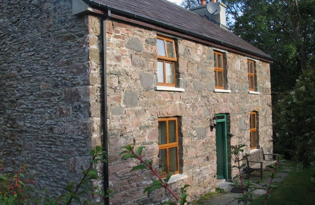 SPECIAL WEEKLY DISCOUNTS! Traditional stone cottage in beautiful West Kerry
